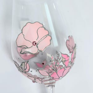 Wijnglas bloemen handgeschilderd wijnglas gepersonaliseerde roze wijnglas set wijnglas verjaardagscadeau wijnliefhebber Moederdagcadeau lente