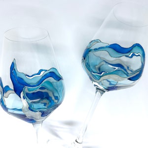 Copa de vino abstracta pintada a mano con motivos marinos: Arte oceánico