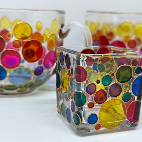 Handgeschilderde mokkenset met bubbels: glazen koffiemok en kandelaar