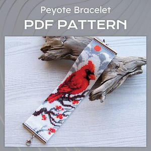 Könnte beinhalten: Ein Perlen-Peyote-Armbandmuster mit einem leuchtend roten Kardinalvogel, der auf einem Ast mit roten Beeren sitzt. Das Armbanddesign hat einen grau-weißen Hintergrund mit einer roten Sonne. Der Text oben lautet "Peyote Bracelet PDF PATTERN."