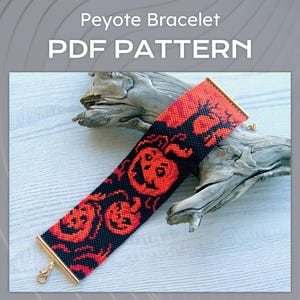 Może przedstawiać: Koralikowa bransoletka peyote z motywem Halloween. Bransoletka ma czarne tło z pomarańczowymi wzorami dyni. Tekst "Peyote Bracelet PDF PATTERN" znajduje się na górze obrazu. Bransoletka ma złote metalowe końce i zapięcie.