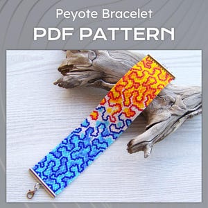 Peut inclure: Un patron PDF de bracelet Peyote. Le bracelet présente un motif coloré avec des perles bleues, blanches, jaunes et oranges. Le texte "Peyote Bracelet PDF PATTERN" est affiché en haut de l'image.
