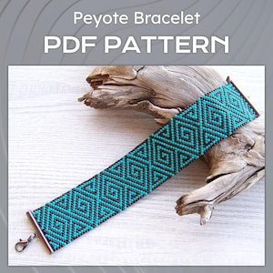 Può includere: Un braccialetto Peyote di perline turchesi e nere con un motivo geometrico. Il braccialetto è esposto su una superficie bianca con legno alla deriva. Il testo "Peyote Bracelet PDF PATTERN" è in alto.