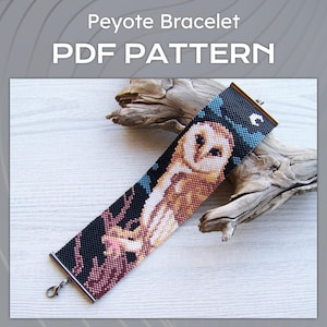 Op de afbeelding: Een peyote armband PDF-patroon met een kralenontwerp van een kerkuil zittend op een tak tegen een donkere nachtelijke hemel met een maansikkel. De rechthoekige armband heeft metalen eindkappen met een karabijnsluiting en een ringetje.
