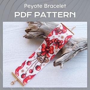 Può includere: Un braccialetto peyote con perline con un design floreale in rosso, bianco e marrone. Il braccialetto ha estremità in metallo color oro e una chiusura. Il testo "Peyote Bracelet PDF PATTERN" è nella parte superiore dell'immagine.