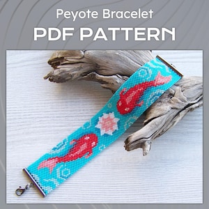 Puede incluir: Una pulsera peyote turquesa con un diseño de peces koi rojos y un patrón floral rosa. La pulsera tiene un cierre plateado y se muestra sobre un fondo de madera. El texto "Peyote Bracelet PDF PATTERN" está en la parte superior.