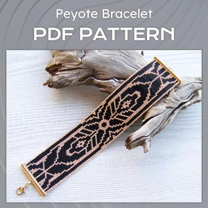 Op de afbeelding: Een zwart en roségoud peyote armband met een geometrisch ontwerp. De armband wordt getoond op een stuk drijfhout. De tekst "Peyote Bracelet PDF PATTERN" staat bovenaan de afbeelding.