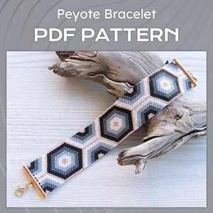 Peut inclure: Un large bracelet peyote présentant un motif géométrique hexagonal dans des tons de noir, gris et blanc avec des accents en cuivre métallique. Le bracelet est fini avec des barres d'extrémité en métal cuivré et un fermoir mousqueton. Texte : Peyote Bracelet PDF PATTERN.