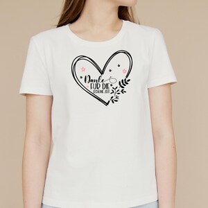 Peut inclure: T-shirt blanc avec un motif de c&oelig;ur noir qui dit "Danke fur die schone Zeit" avec des fleurs roses et des feuilles.