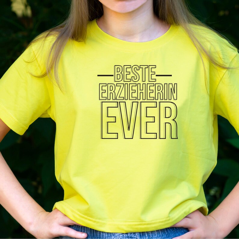 Peut inclure: Un t-shirt jaune avec le texte "BESTE ERZIEHERIN EVER" imprim&eacute; en noir.