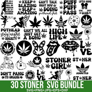 Puede incluir: Un paquete de diseños digitales en blanco y negro con 30 diseños diferentes con un tema de fumadores. Los diseños incluyen frases como "Keep Blazing", "Puff Puff Pass", "High Life", "Stoner Girl" y "Don't Panic It's Organic".