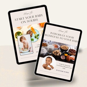 Op de afbeelding: Twee digitale tabletschermen die gidsen tonen voor het introduceren van vast voedsel en allergenen voor baby's. Het eerste scherm toont een baby die een kom met eten vasthoudt en de tekst "Hoe je baby aan vast voedsel te laten wennen". Het tweede scherm toont een baby die een lepel vasthoudt en de tekst "Hoe je baby voedselallergenen te introduceren".