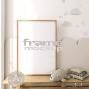 Maqueta de marco de guardería Habitación para niños Maqueta de plantilla vertical ISO A Marco de guardería con reflejos Iluminación neutra Maqueta de póster realista ISO A4