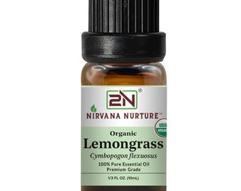 Può includere: Una piccola bottiglia di vetro ambrato di olio essenziale di Lemongrass biologico Nirvana Nurture. L'etichetta include il testo "Lemongrass", "100% Pure Essential Oil" e "1/3 FL OZ. (10ml)". La bottiglia ha un tappo nero.