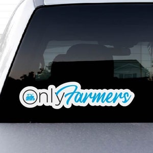 Puede incluir: Una pegatina blanca con texto azul y un icono de tractor azul en una ventana de camión negra. La pegatina dice "Only Farmers".