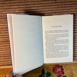 Puede incluir: Un libro abierto con texto en las p&aacute;ginas. La p&aacute;gina izquierda tiene un borde rojo, y la p&aacute;gina derecha tiene el t&iacute;tulo "Bermondsey Abbey" en la parte superior. El texto est&aacute; en fuente negra sobre fondo blanco.