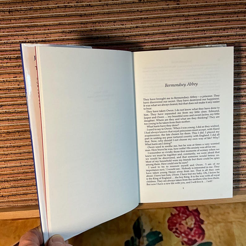 Puede incluir: Un libro abierto con texto en las p&aacute;ginas. La p&aacute;gina izquierda tiene un borde rojo, y la p&aacute;gina derecha tiene el t&iacute;tulo "Bermondsey Abbey" en la parte superior. El texto est&aacute; en fuente negra sobre fondo blanco.