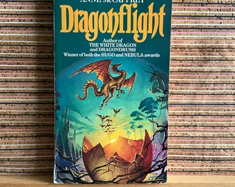 Le Vol des dragons d'Anne McCaffrey (lauréate des prix Hugo et Nebula) - Royaume-Uni Broché, Corgi Books, première réédition, huitième réimpression 1983