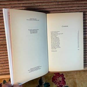 Puede incluir: Un libro abierto con texto en las p&aacute;ginas. La p&aacute;gina izquierda contiene informaci&oacute;n sobre el autor y la publicaci&oacute;n. La p&aacute;gina derecha muestra una tabla de contenidos con los t&iacute;tulos de los cap&iacute;tulos. El lomo del libro es visible.