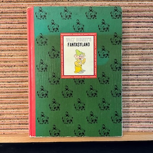 Los maravillosos mundos de Walt Disney: Fantasyland, ilustrado por Walt Disney Studio - Libro de tapa dura vintage de primera edición para el Reino Unido, Grolier 1965