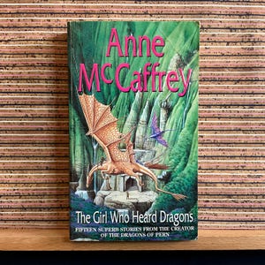 Dziewczyna, która słyszała o smokach: 15 wspaniałych opowieści autorstwa Anne McCaffrey, twórczyni The Dragons of Pern - 1. wydanie brytyjskie, książka w miękkiej oprawie, Corgi 1996