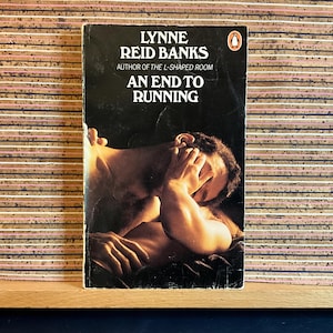 Koniec z bieganiem autorstwa Lynne Reid Banks, autorki „Pokoju w kształcie litery L” – stara brytyjska książka w miękkiej oprawie, Penguin Books, czwarty przedruk 1977
