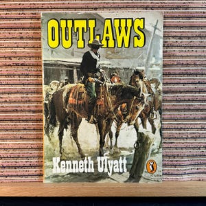 Outlaws by Kenneth Ulyatt, Illustrated with Contemporary Material - Vintage Non-Fiction Puffin UK Paperback Children&#39;s Book, Penguin 1978