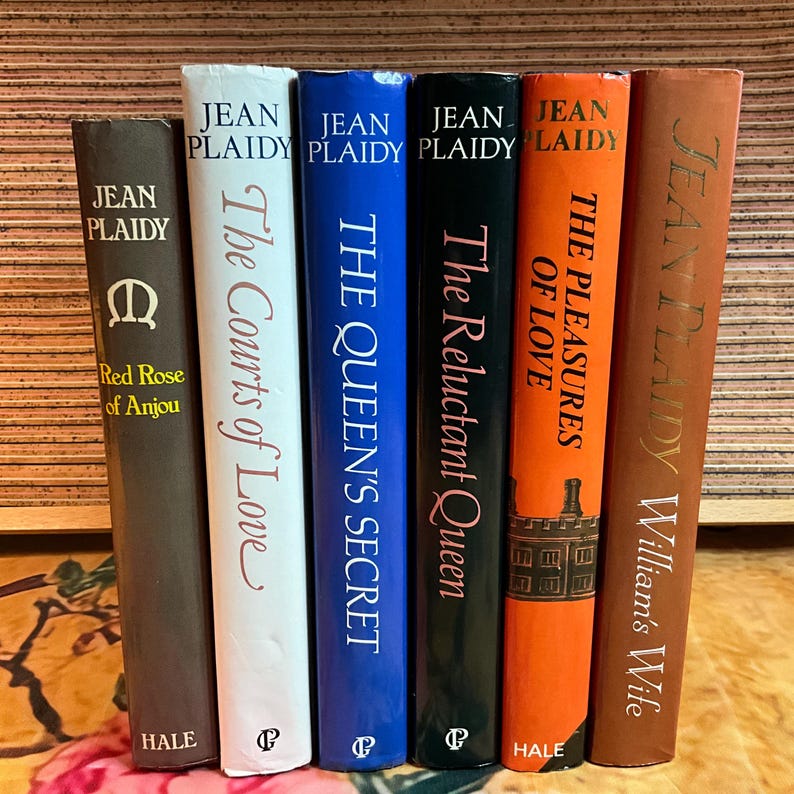 Puede incluir: Una colecci&oacute;n de libros de Jean Plaidy. Las portadas son de varios colores, incluyendo marr&oacute;n, blanco, azul, negro y naranja. Los t&iacute;tulos incluyen "Red Rose of Anjou", "The Courts of Love", "The Queen's Secret" y "William's Wife".