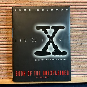 X-Files (creato da Chris Carter): Book of the Unexplained Volumes One di Jane Goldman - Libro con copertina rigida vintage del Regno Unito, Simon & Schuster 1995