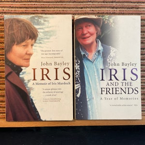 Iris: una memoria de Iris Murdoch e Iris y los amigos; Un año de recuerdos de John Bayley - Primeras ediciones en rústica vintage Abacus 1999/2000
