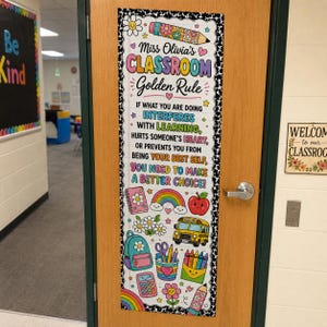 Könnte beinhalten: Ein vertikales Klassenzimmertürschild mit einem schwarz-weißen Kuhmuster-Rand. Der Text lautet Miss Olivia's CLASSROOM Golden Rule, gefolgt von Verhaltensregeln. Es ist mit bunten Illustrationen eines Bleistifts, Regenbogens, Apfels, Schulbusses, Rucksacks und Schulbedarfs verziert.