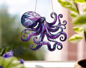 Könnte beinhalten: Ein Buntglas-Fensterhänger mit einem violetten und blauen Oktopus mit filigranen Details. Der Oktopus hat acht Tentakel und hängt an einer silbernen Kette.