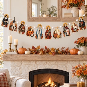 Puede incluir: Una guirnalda decorativa que presenta una serie de figuras religiosas, una iglesia, una calabaza, velas y una calavera, todo intercalado con cuentas de madera blanca en una cuerda. Las ilustraciones están en tonos otoñales cálidos.