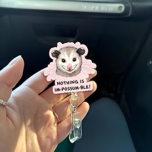 Bobine d'insigne Rien n'est im-possum-ble, bobine d'insigne d'opossum drôle, porte-carte d'identité d'infirmière autorisée, accessoires d'infirmière, amant d'opossum, cadeau de motivation
