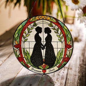 Personalisierter Lesbischer Hochzeits Suncatcher Glas Fensterschmuck - LGBTQ+ Brauts Geschenk - Romantisches Paar Dekor