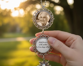 Könnte beinhalten: Silberner Gedenk-Anhänger mit einem Foto einer Frau in einem dekorativen Rahmen, der an einer Kette hängt. Der untere Anhänger trägt den Text "Look for me in the sunshine, for I am always with you." Ein Sonnen-Anhänger hängt unten.