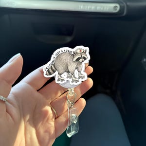 Je ne suis littéralement qu'une bobine de badge d'infirmière, bobine de badge drôle de raton laveur sans charnière, porte-carte d'identité d'infirmière autorisée, accessoires d'infirmière sarcasme, amant de raton laveur