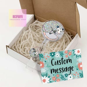 Bobine drôle d'insigne de maman d'opossum - cadeau original de fête des mères - porte-carte d'identité d'infirmière mignon pour maman - cadeau original holographique drôle pour elle