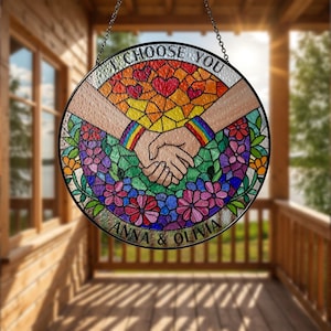 Benutzerdefinierte LGBT Paar Buntglas Suncatcher, personalisierte Stolz Geschenk, Regenbogen Hand halten, Jubiläumsdekor, Hochzeitsandenken, schwule Lesben