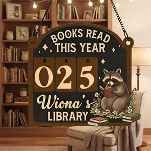 Könnte beinhalten: Ein Holzschild mit dem Text "BOOKS READ THIS YEAR" und "025". Darunter steht "Wiona's LIBRARY". Ein Waschbär liest ein Buch, umgeben von Blumen. Das Schild hängt vor einem Bücherregal.