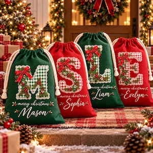 Saco de Natal Personalizado com Inicial: Nome Personalizado, Letra em Xadrez, Saco com Cordão Vermelho ou Verde
