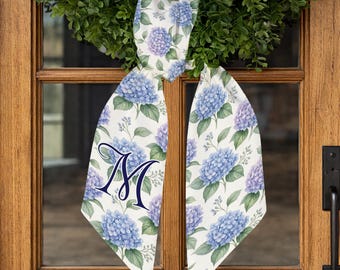 Marco de puerta con hortensias y monograma personalizado: colgador floral primaveral para puerta