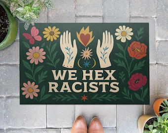 Capacho We Hex Racists: Capacho de boas-vindas com estampa floral de bruxa