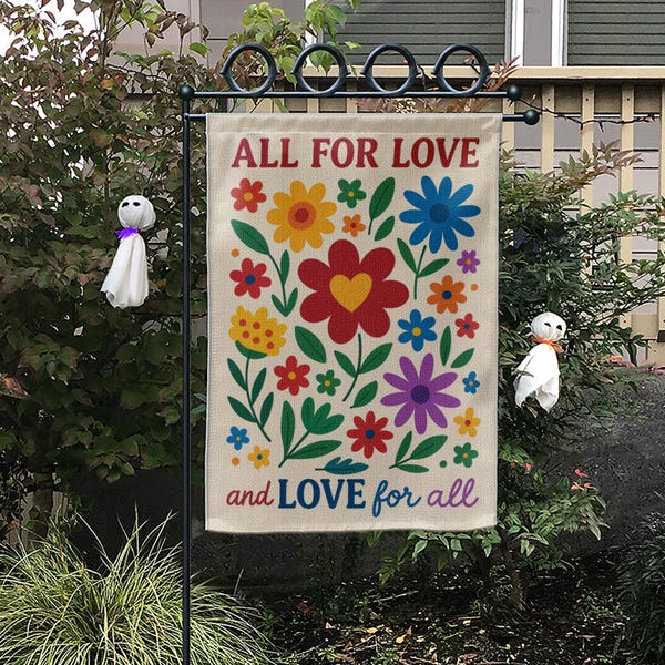 Pode incluir: Uma bandeira de jardim com o texto "ALL FOR LOVE and LOVE for all" e um design floral colorido. As flores são vermelhas, amarelas, azuis e roxas. A bandeira está pendurada em um suporte de metal preto.