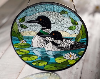 Atrapasueños de cristal con pareja de colimbos: Adorno para ventana para amantes de las aves