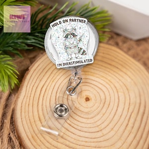 Tenez votre partenaire Je suis surstimulé Bobine de badge, porte-carte d'identité d'infirmière drôle de raton laveur de cow-boy pour des cadeaux d'infirmière et des accessoires amusants, cow-boy occidental