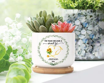 Maceta personalizada para plantas de graduación de enfermería, maceta de cerámica para suculentas con diseño de flor del mes de nacimiento, nombre y año personalizados.