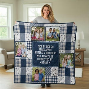 Puede incluir: Un edredón a cuadros azul marino y blanco con detalles de corazón y fotos familiares. El edredón presenta el texto "SIDE BY SIDE OR MILES APART SISTERS & BROTHERS WILL ALWAYS BE CONNECTED BY HEART".