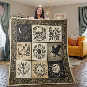 以下が含まれることがあります： ゴシックとオカルトのイメージが繰り返されるベージュと黒のキルト。カラス、頭蓋骨、花、その他の暗いモチーフが特徴です。キルトには装飾的なボーダーがあり、人が展示しています。