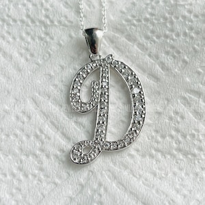 Colgante con letra "D" inicial, circonita cúbica de corte redondo, diamante blanco, colgante con letra de 1,50 quilates, cadena de 18", oro blanco de 14 k sobre plata 925